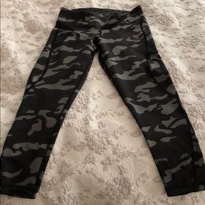 Vineyard vines reversible workout cropped pants
